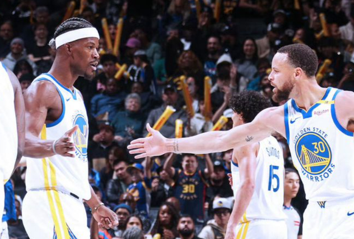 利物浦主力萨拉赫连续三轮替补，怒斥教练斯洛特，暗示可能离队。（利物浦核心萨拉赫连续三轮无缘首发，怒批主帅斯洛特，暗示或将离队）