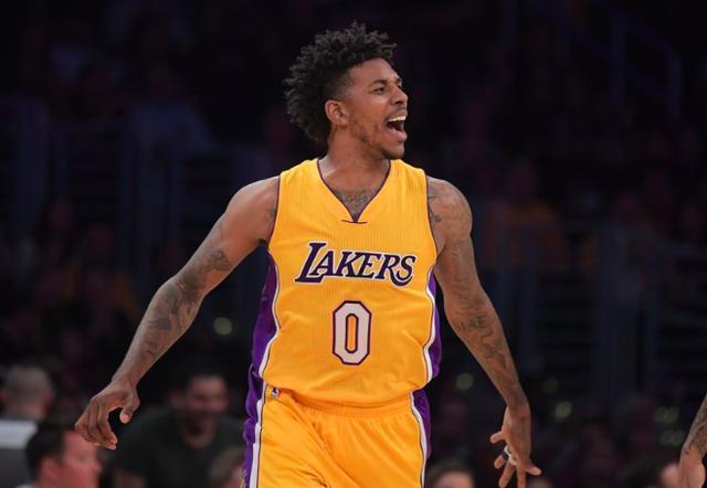 德媒：施洛特贝克在等待豪门，多特可能强硬应对拒绝低价出售（德媒：施洛特贝克静候豪门报价，多特态度强硬拒绝甩卖）