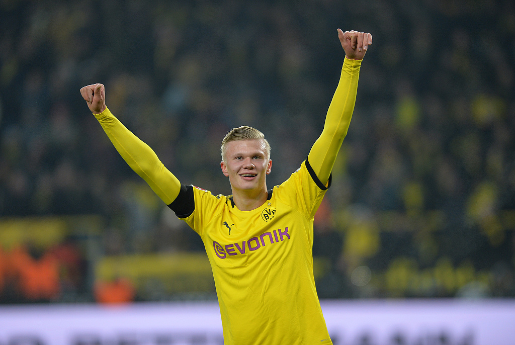 费耶诺德筹划将现有主场升级为下沉式球场，预计能容纳5.6万人（费耶诺德计划把现有主场改建为下沉式球场，容纳人数预计达5.6万）